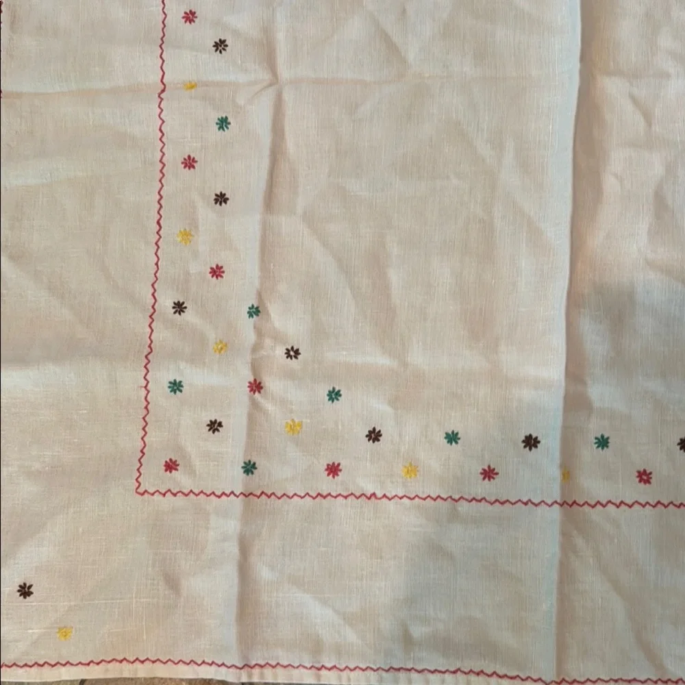 Tablecloth Vintage Embroidered Small White Tablecloth with Colorful Accents
